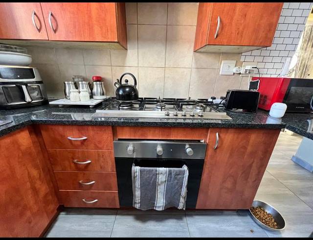 2 BEDROOM TOWNHOUSE FOR SALE IN SUNWARD PARK